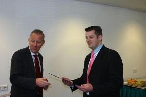 Johan Peekstok (r) receives a certificate of appreciation 
from Voogt for his discussion on the TNO Advanced Concept Development and Experimentation Environment simulation and joint command cooperation in February.